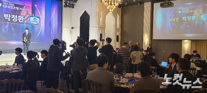 신진서 9단(사진 붉은 색 실선)이 박정환 9단(무대 위)의 MVP 수상 장면을 지켜보고 있다. 동규기자