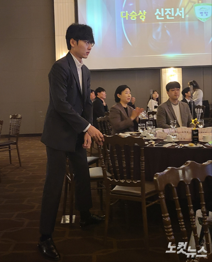 다승상을 수상한 신진서 9단이 시상 무대로 향하고 있다. 동규기자