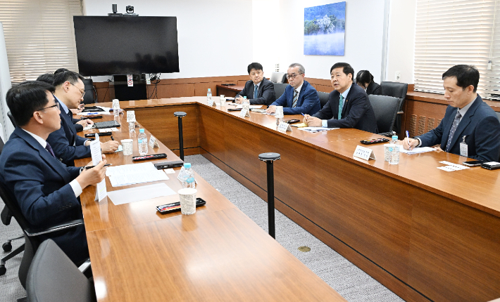 구윤철(오른쪽 두 번째) 부총리 겸 재정경제부 장관이 24일 서울 종로구 정부서울청사에서 열린 주요기업 사장단 간담회에서 인사말을 하고 있다. 재정경제부 제공