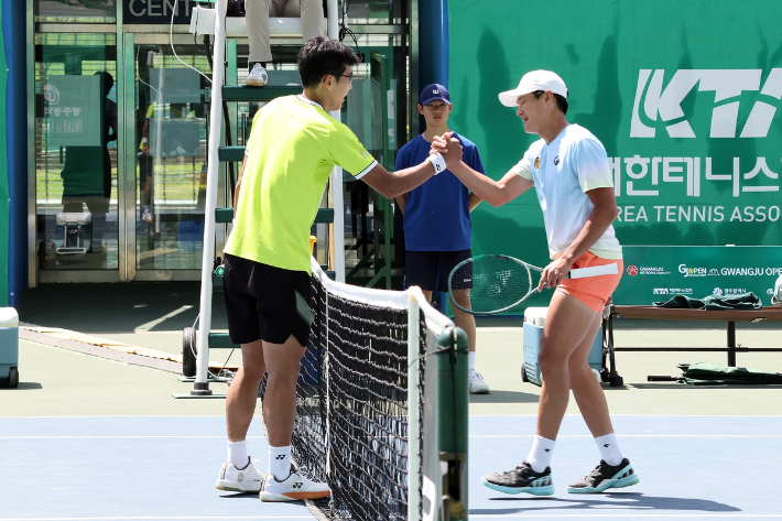 정현(왼쪽)과 권순우가 경기 후 악수를 나누는 모습. 대한테니스협회 