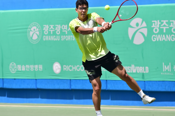 백핸드 스트로크를 구사하는 정현. 대한테니스협회 