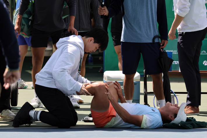 권순우가 경기 후 근육 경련으로 치료를 받는 모습. 대한테니스협회 
