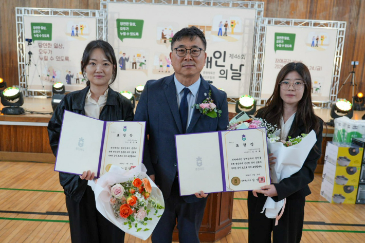 김두환 부군수가 유공자를 시상한 뒤 기념촬영을 하고 있다. 증평군 제공