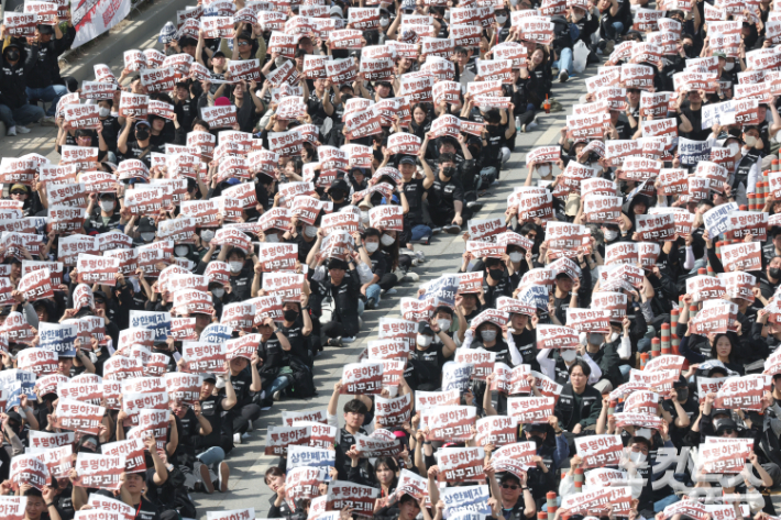 삼성전자 과반노조인 '삼성전자 초기업노조' 조합원들이 23일 경기 평택시 삼성전자 평택캠퍼스 앞에서 '투명하게 바꾸고, 상한폐지 실현하자-4.23 투쟁 결의대회'에서 구호를 외치고 있다. 이날 결의대회에는 경찰 추산 3만여 명, 노조 추산 3만 9천여 명이 참여했다. 노조는 회사의 영업이익 15% 성과급 지급, 성과급 상한제 폐지 등을 요구했으며, 사측과 합의가 이뤄지지 않을 경우 다음 달 21일부터 6월 7일까지 총파업에 돌입한다고 밝혔다. 평택=황진환 기자