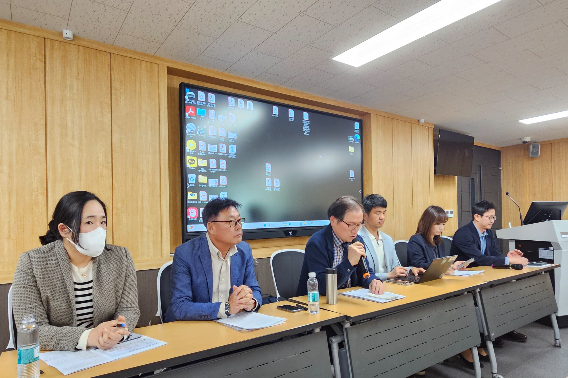 강원기자협회와 강원언론학회, 강원도선거관리위원회, 한국언론학회 등은 이날 오후 3시부터 강원대학교 사회과학대학 1호관 222호에서 '지방선거 보도의 실태와 지역 공론장 회복 전략 공동세미나'를 개최했다. 강원기자협회 제공