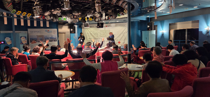 경남CBS 일본순교지순례 선상부흥회.  경남CBS 일본순교지순례단 제공