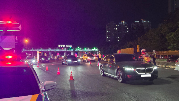 23일 경부고속도로 남양산 요금소에서 음주운전 단속이 실시되고 있다. 부산경찰청 제공 