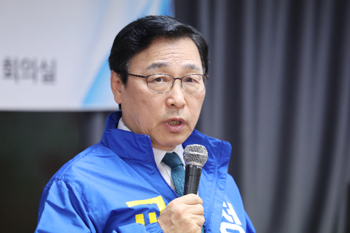 오는 6월 치러지는 서울시 교육감 선거 진보 진영 단일 후보로 확정된 정근식 후보가 24일 서울 종로구 임호빌딩에서 열린 2026 서울 민주진보교육감 단일화 추진위원회(추진위)와의 합동 기자회견에서 발언하고 있다. 연합뉴스