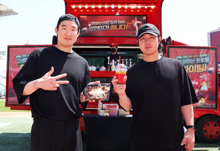 김광현이 보낸 푸드트럭 앞에서 포즈 취한 오태곤(사진 왼쪽)과 최정. SSG랜더스 제공