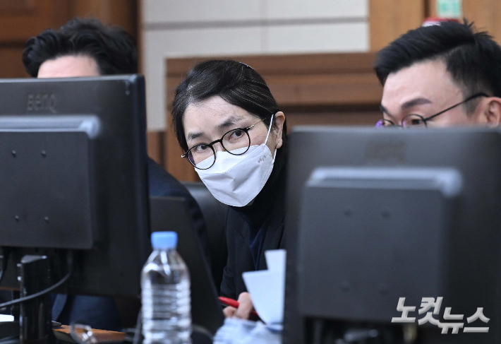 도이치모터스 주가조작과 명태균 공천개입, 통일교 청탁·뇌물 수수 의혹 혐의 등으로 구속기소 된 김건희 씨. 사진공동취재단