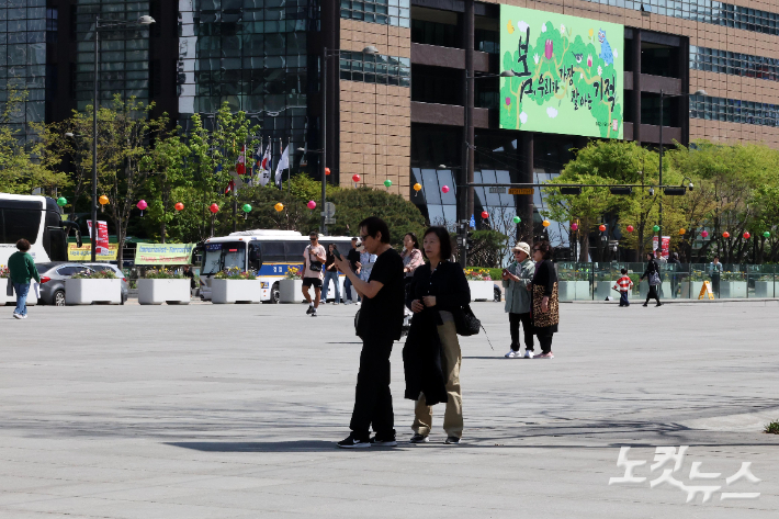 낮 최고기온이 28까지 오르는 등 초여름 날씨를 보인 16일 서울 광화문광장에서 시민들이 그늘을 찾아 잠시 휴식을 취하고 있다. 박종민 기자