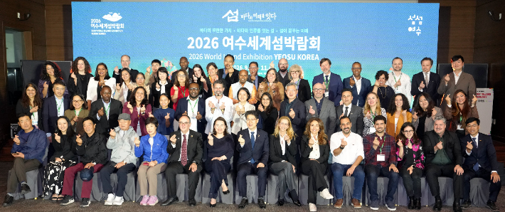 전라남도는 유엔기후변화협약(UNFCCC) 기후주간에 초청된 관계자들을 대상으로 지난 23일 여수 경도에서 '섬달빛 미식회'를 연 가운데 내외 참석자들이 퍼포먼스를 하고 있다. 전라남도 제공