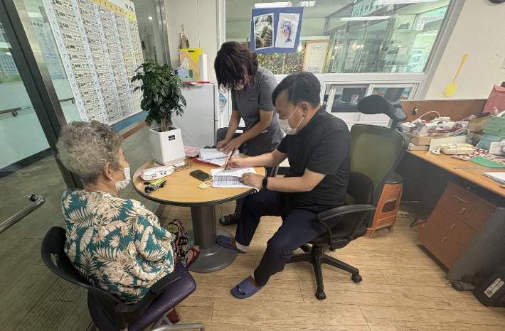 고유가 피해지원금 방문 신청-2025년 민생회복 소비쿠폰 접수 모습. 전라남도 제공