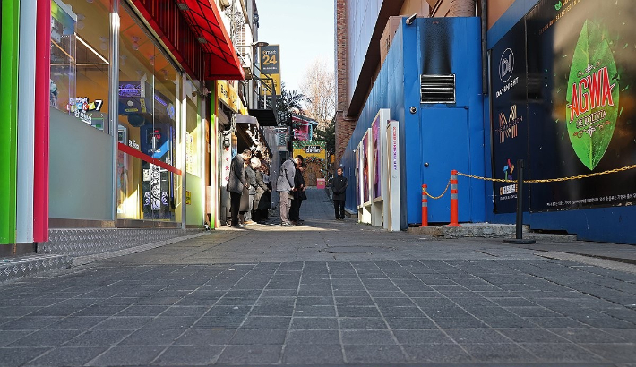 10·29 이태원참사 진상규명과 재발방지를 위한 특별조사위원회(특조위) 송기춘 위원장과 위원들이 5일 서울 용산구 이태원역 인근 참사 현장 골목에서 희생자 추모를 하고 있다. 연합뉴스