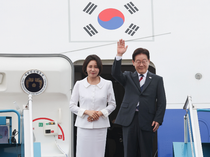 인도·베트남 국빈 방문 일정을 마치고 귀국하는 이재명 대통령과 김혜경 여사가 24일(현지시간) 베트남 하노이 노이바이 국제공항 공군 1호기에서 환송객들에게 인사하고 있다. 연합뉴스