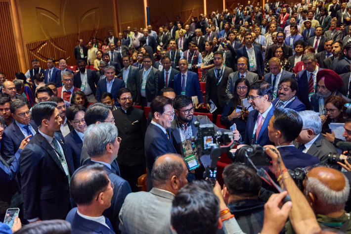 이재명 대통령이 20일(현지시간) 인도 뉴델리 바라트 만다팜 컨벤션센터에서 열린 한-인도 비즈니스포럼에서 퇴장하며 인도기업인과 셀피 사진을 찍고 있다. 연합뉴스