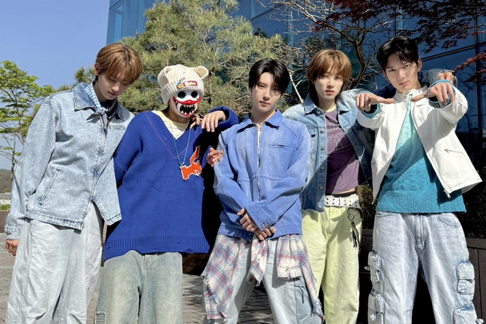 하츠웨이브는 타이틀곡 '나인틴'으로 활동 중이다. 카카오엔터테인먼트 제공