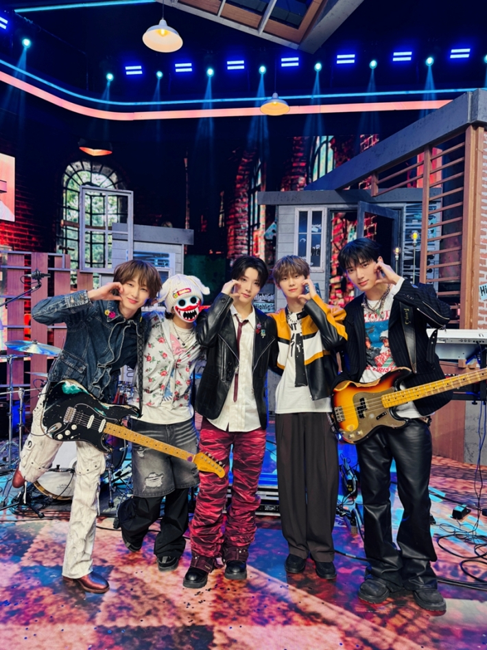 하츠웨이브가 음악방송 무대에서 볼하트 포즈를 취하고 있다. 카카오엔터테인먼트 제공