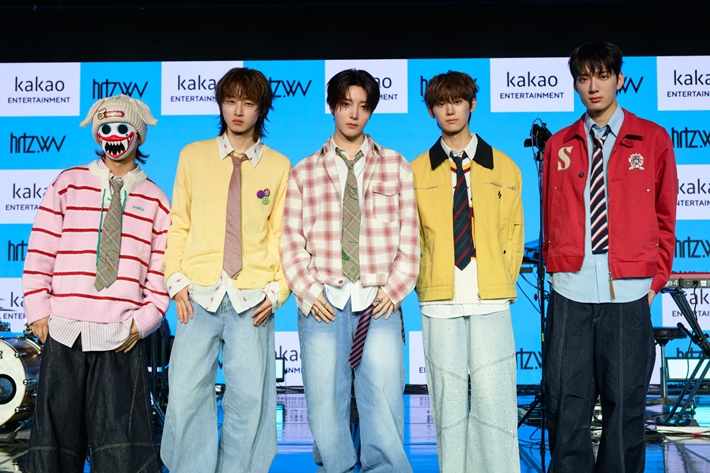 지난 8일 열린 데뷔 쇼케이스 당시 하츠웨이브의 모습. 카카오엔터테인먼트 제공