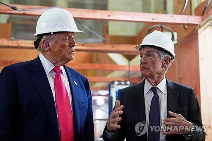 지난해 7월 워싱턴DC의 연준 공사 현장을 찾은 트럼프 대통령과 파월 의장. 연합뉴스
