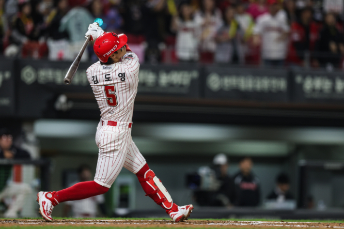 큰 포물선을 그린 결승포 친 김도영. KIA 타이거즈 제공 