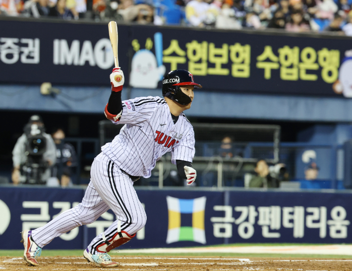 23일 서울 잠실야구장에서 열린 프로야구 한화-LG 경기 3회 말 투아웃 주자 1, 2루 상황에서 LG 문보경이 1타점 적시타를 날리고 있다. 연합뉴스