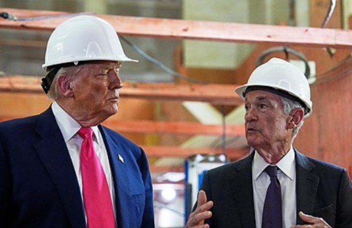 지난해 7월 워싱턴DC의 연준 공사 현장을 찾은 트럼프 대통령과 파월 의장. 연합뉴스