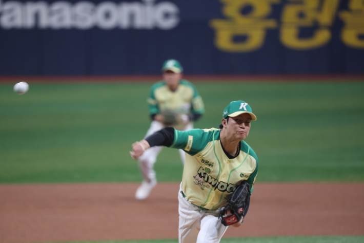 지난 12일 서울 고척스카이돔에서 열린 프로야구 키움 히어로즈와 롯데 자이언츠의 경기. 키움 선발 투수 안우진이 역투하고 있다. 연합뉴스