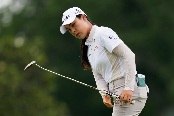 공 바라보는 윤이나. 연합뉴스