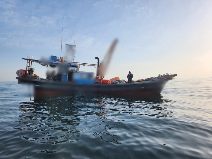 승선인원 변동사항을 신고하지 않고 조업을 하던 중 해경에 적발된 선박. 전북 군산해양경찰서 제공