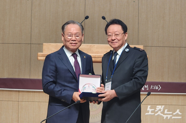 한국교회평신도단체협의회 오수철 대표회장이 구세군 정교연합회 최흥선 대표회장에게 감사패를 전달하고 있다. 충북CBS