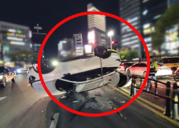 부산 연제구 연산교차로에서 신호 위반 좌회전 차량이 직진하던 차를 들이받아 2명이 경상을 입었다. 부산경찰청 제공