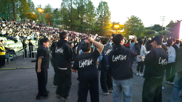 25일 전주대 노천극장에서 열린 '한밤의 프레이즈 2026'에서 MZ크리스천들이 워십하고 있다. 심동훈 기자