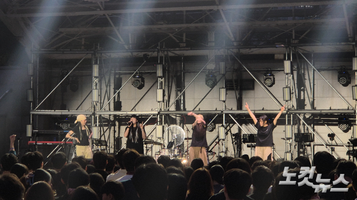 25일 전주대 노천극장에서 열린 '한밤의프레이즈 2026'에서 워십밴드 '마피'가 공연하고 있다. 심동훈 기자