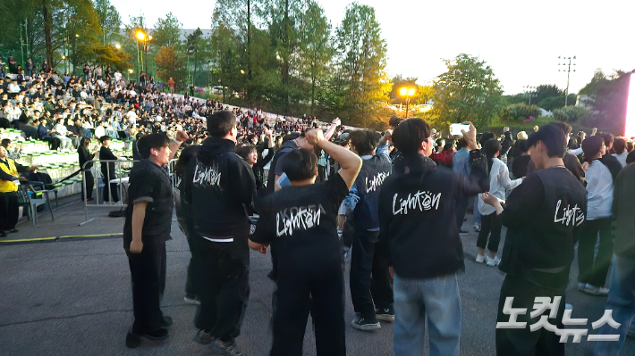 25일 전주대 노천극장에서 열린 '한밤의 프레이즈 2026'에서 MZ크리스천들이 워십하고 있다. 심동훈 기자