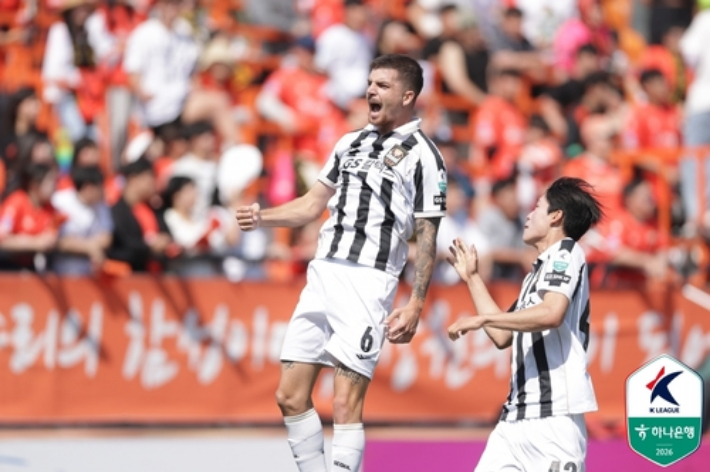 서울 바베츠(사진 왼쪽)의 골 세리머니 모습. 한국프로축구연맹 제공