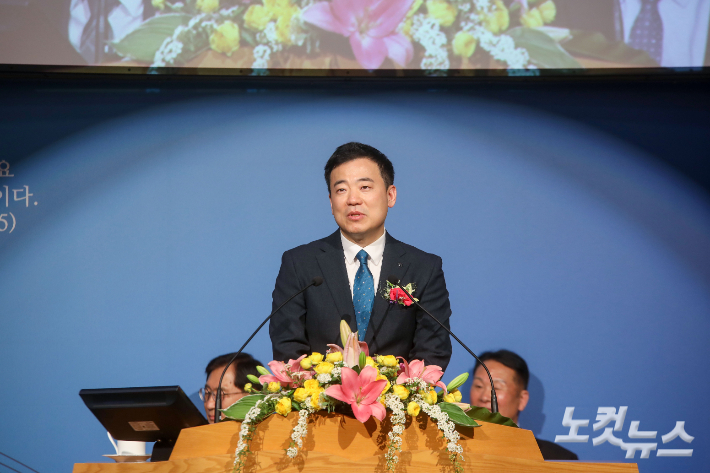 조현식 목사가 위임식 답사를 통해 말씀 중심의 목회를 다짐하고 있다. 최화랑 기자