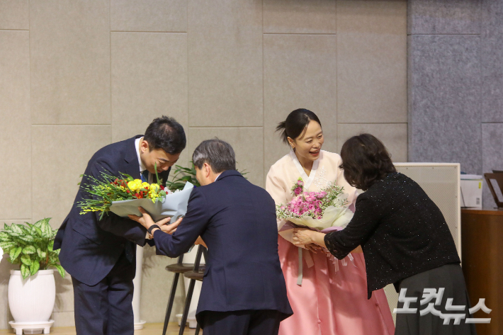 서부중앙교회 교인들이 조현식 목사에게 위임을 축하하며 꽃다발을 전달하고 있다. 최화랑 기자