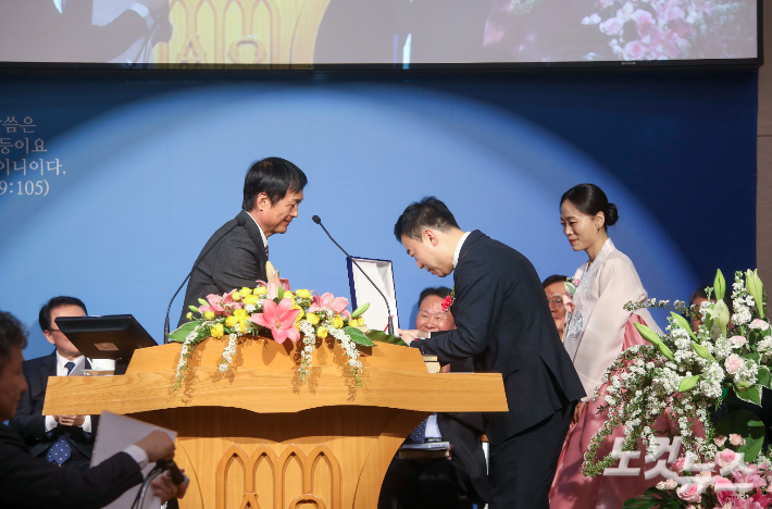 남전주노회장 이강석 목사가 조현식 목사에게 위임패를 전달하고 있다. 최화랑 기자