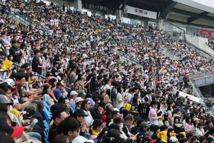 지난달 29일 서울 송파구 잠실야구장에서 열린 프로야구 2026 KBO리그 kt wiz와 LG 트윈스의 경기에서 관중들이 응원전을 펼치고 있다. 연합뉴스