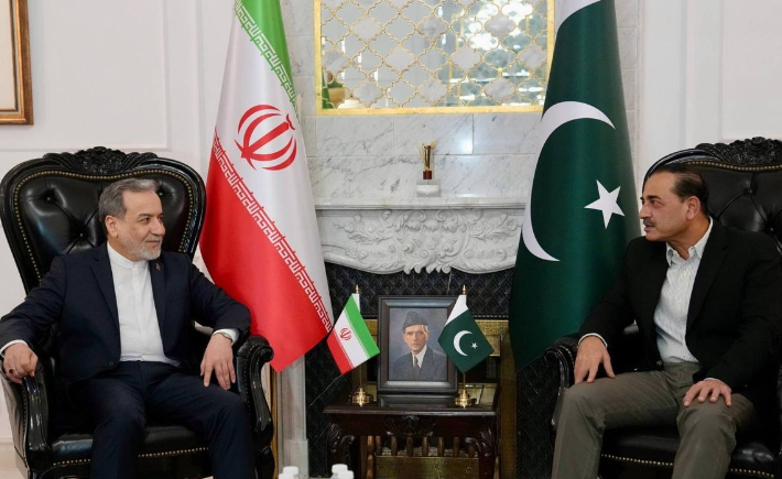 이란 외무장관(좌)과 아심 무니르 파키스탄 군총사령관. 연합뉴스