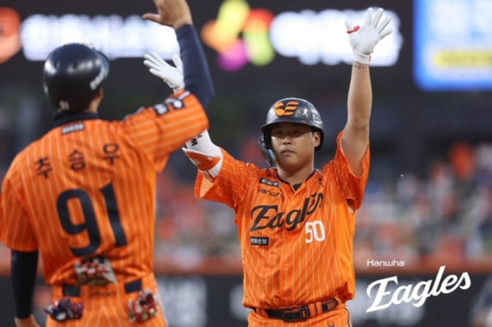 강백호(사진 오른쪽)가 하루에 5타점을 수확했다. 한화 이글스 제공