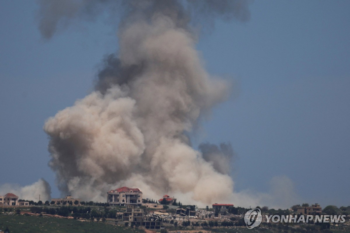 이스라엘 북부에서 솟아오르는 폭발 연기. 사진 연합뉴스