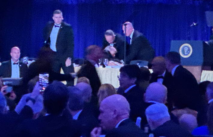 백악관 출입기자단 만찬 행사에서 발생한 보안 사고에 대응하는 경호인력. 연합뉴스 