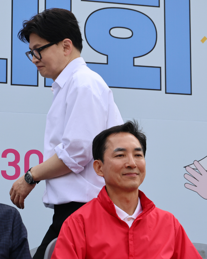 구포초등학교 행사에서 만난 한동훈 전 국민의힘 대표와 박민식 전 국가보훈부 장관. 연합뉴스