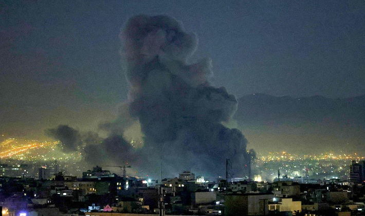 이란 테헤란에서 미국과 이스라엘의 공습으로 추정되는 공격 이후 검은 연기가 솟아오르고 있다. 연합뉴스