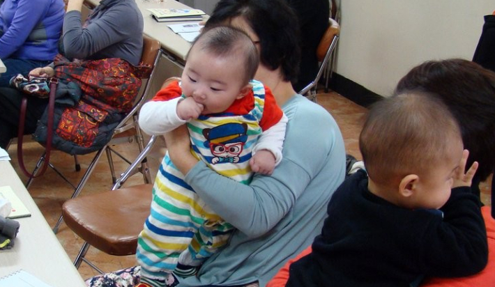 손주를 육아하는 조부모. 자료사진