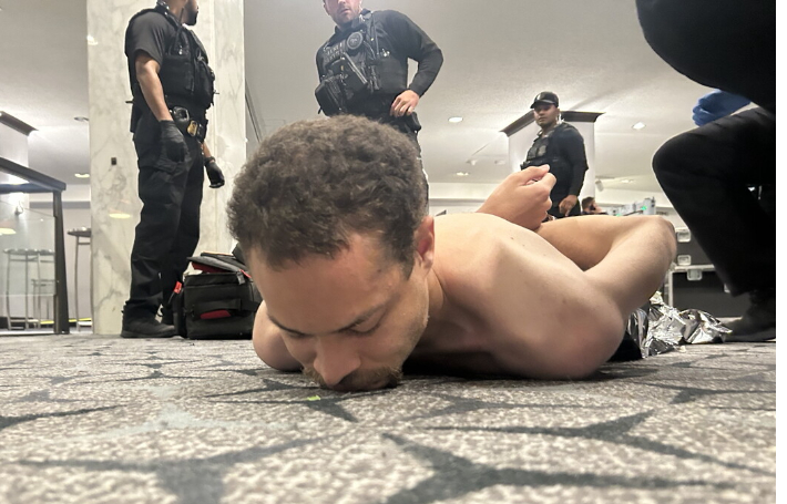 산탄총 무장 괴한의 체포. 트루스소셜 캡처