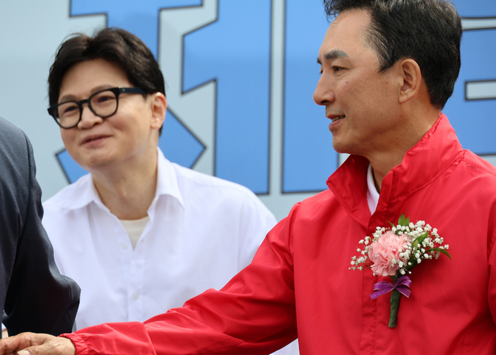 부산 북구 구포초등학교 행사에서 만난 한동훈 전 국민의힘 대표와 박민식 전 국가보훈부 장관. 연합뉴스