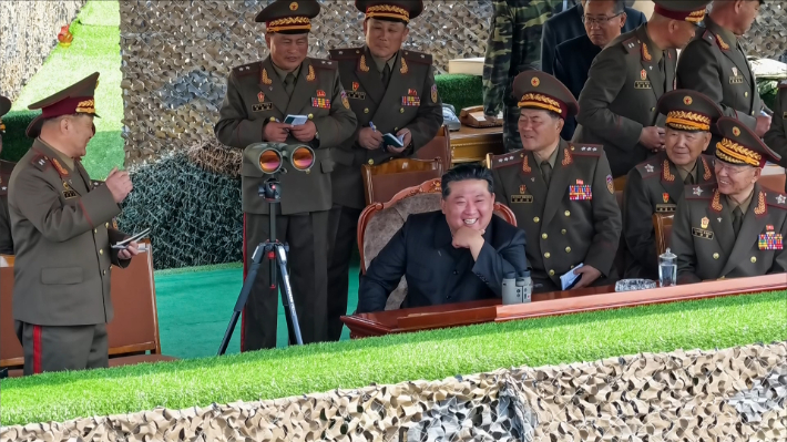 김정은 북한 국무위원장이 지난 25일 조선인민혁명군(빨치산) 창건 94주년을 맞아 진행된 인민군 각급 대연합부대관하 경보병부대 박격포병들의 사격경기를 참관했다고 조선중앙TV가 26일 보도했다. 연합뉴스
